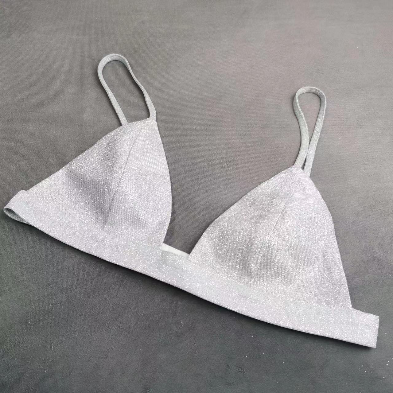 Veste de costume à paillettes, sous-vêtements, pantalon droit.