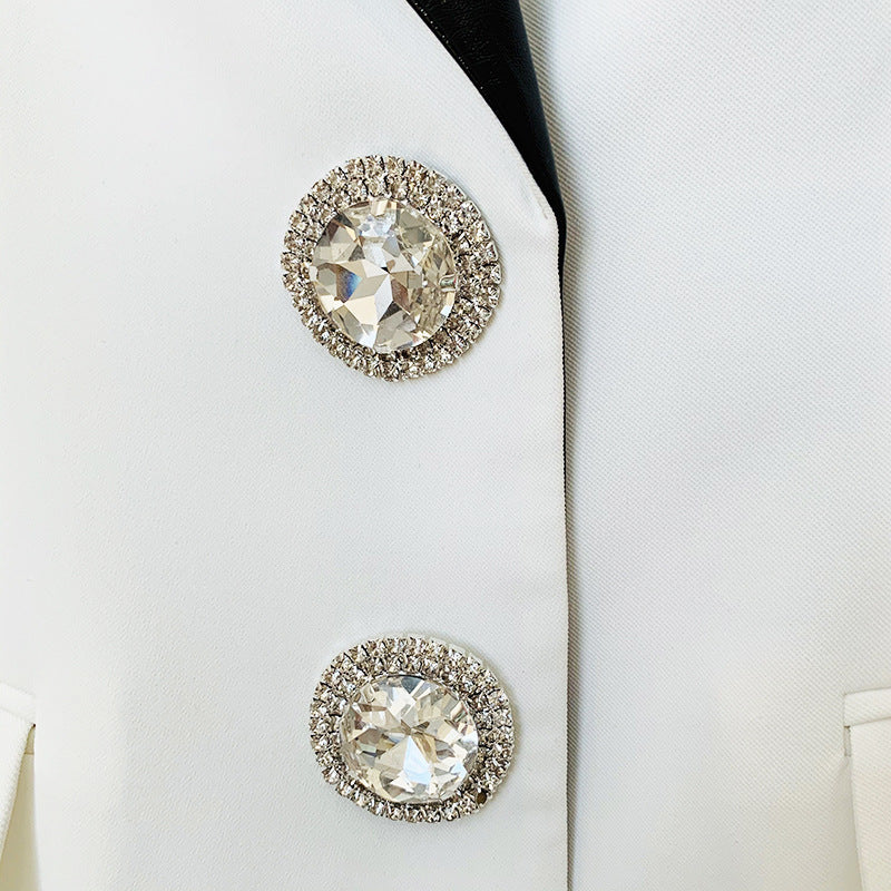 سترة جلدية متباينة اللون بياقة مرصعة بالألماس