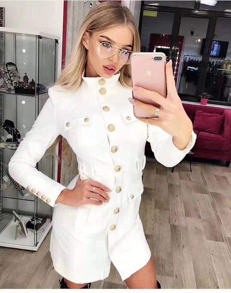 robe boutonnée à manches longues mettant en valeur les fesses