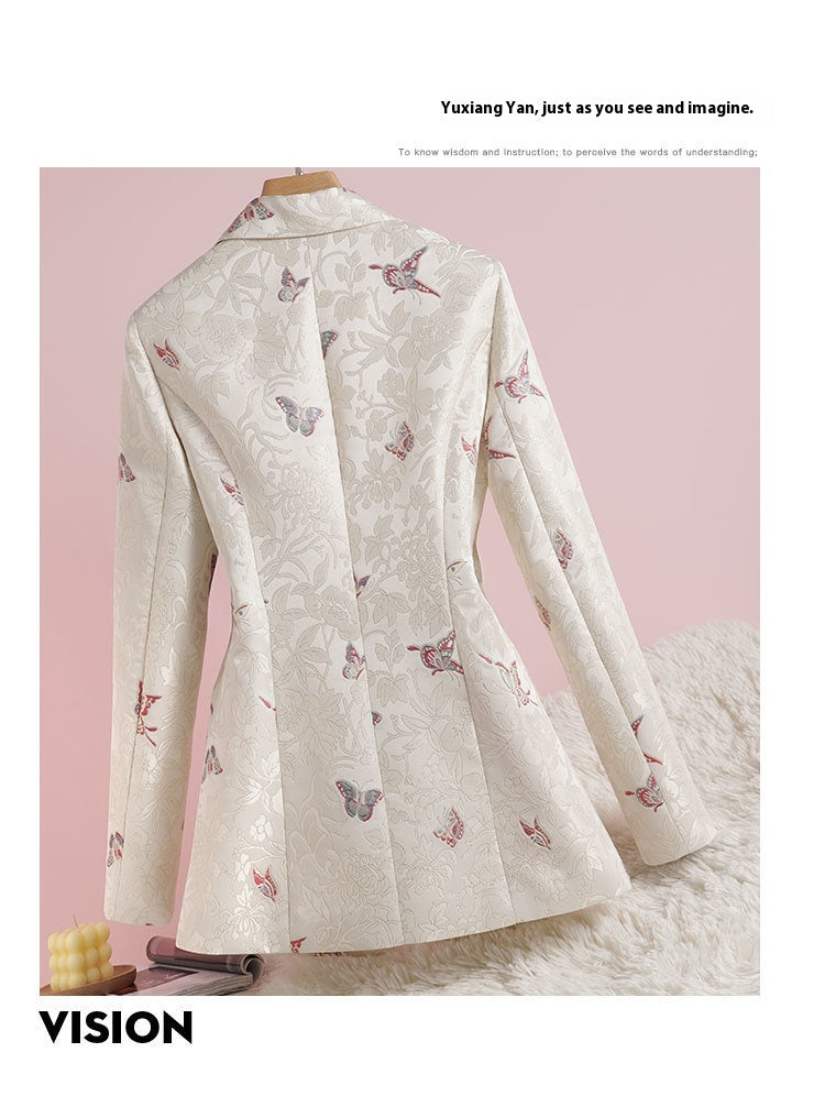 جاكيت بدلة نسائي مطبوع بنمط وطني، بتصميم ضيق عند الخصر، بلون المشمش