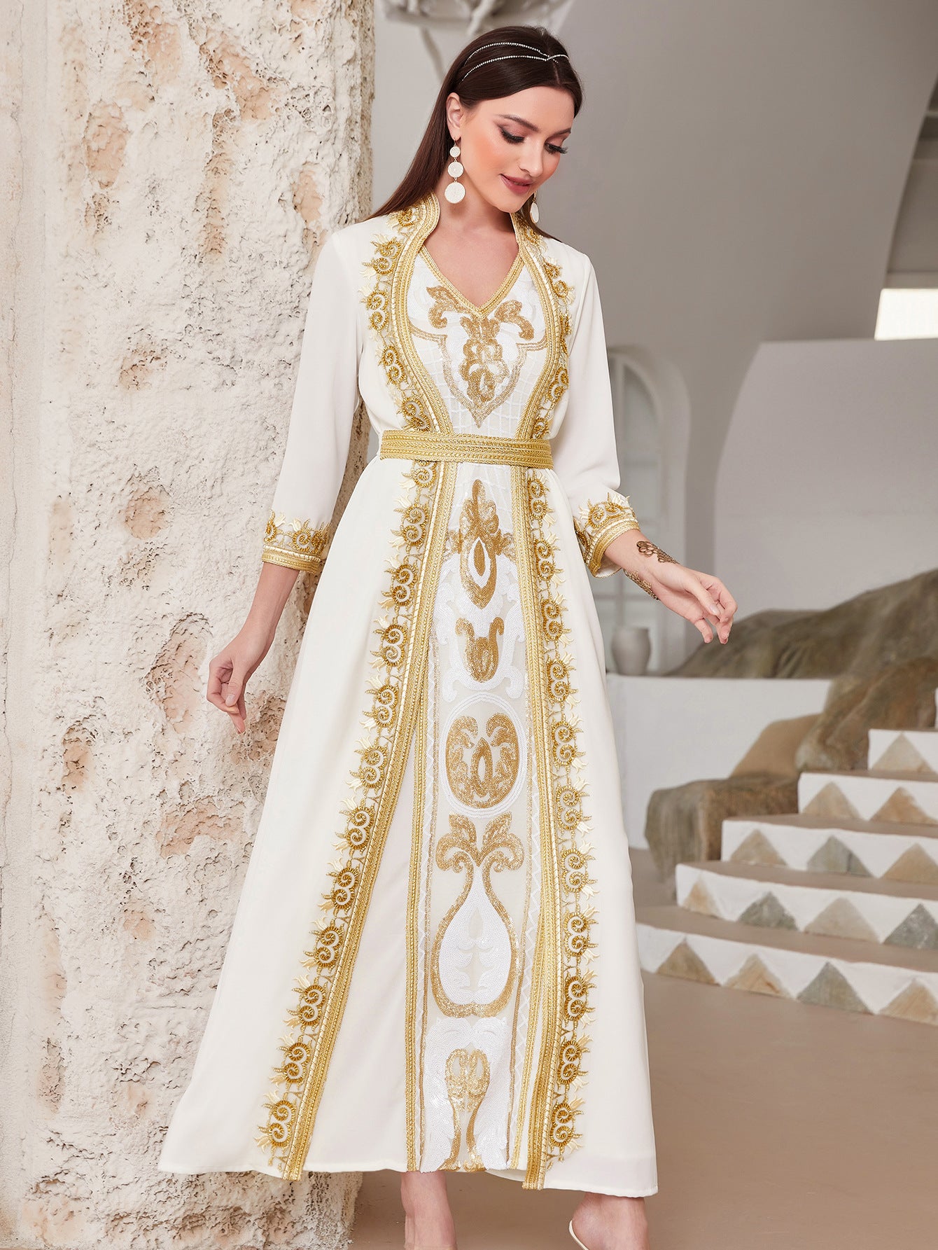 فستان مطرز باللؤلؤ والترتر والدانتيل الذهبي للأميرة العربية