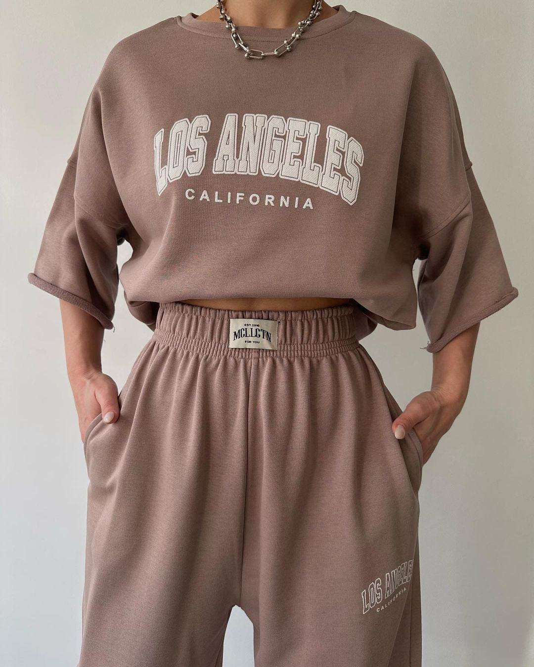 Ensemble deux pièces pour femme : sweat à capuche imprimé à manches courtes, pantalon et vêtements de loisirs pour les trajets domicile-travail.