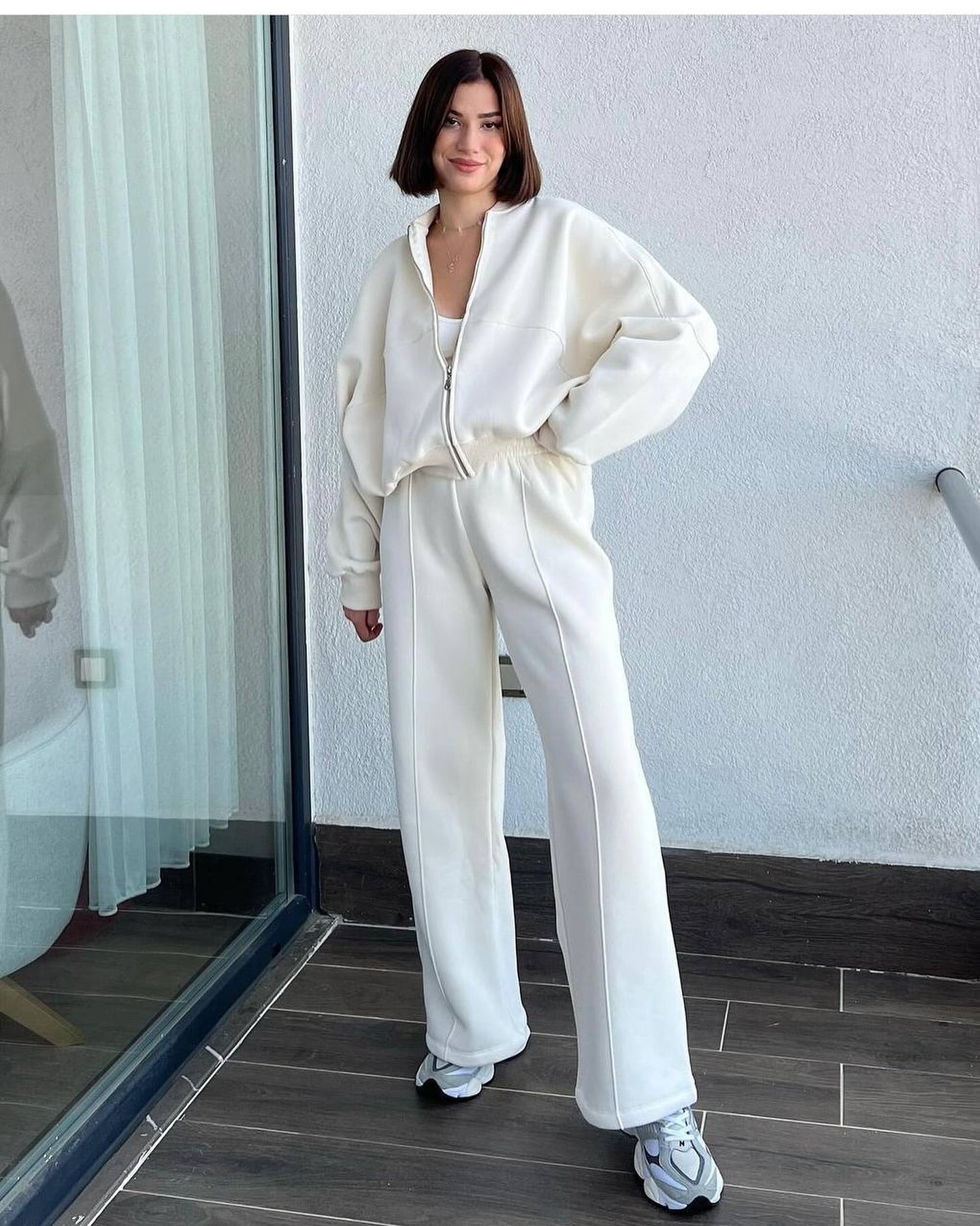 Ensemble décontracté composé d'un pull ample à fermeture éclair et d'un pantalon, couleur unie.