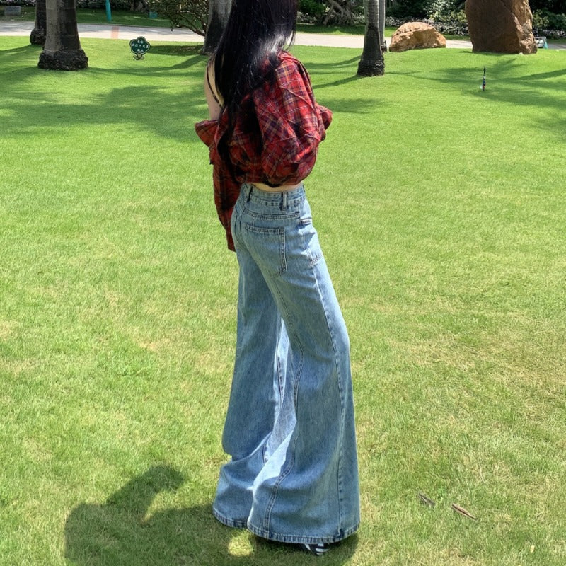 بنطلون جينز أمريكي التصميم بخصر عالٍ وقصة واسعة من الأسفل