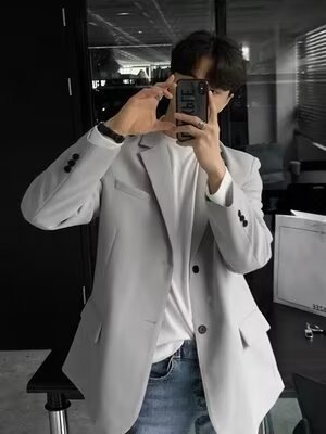 جاكيت بدلة رجالي كاجوال مناسب لفصلي الربيع والخريف، مزود بأكتاف مبطنة بتصميم عصري.