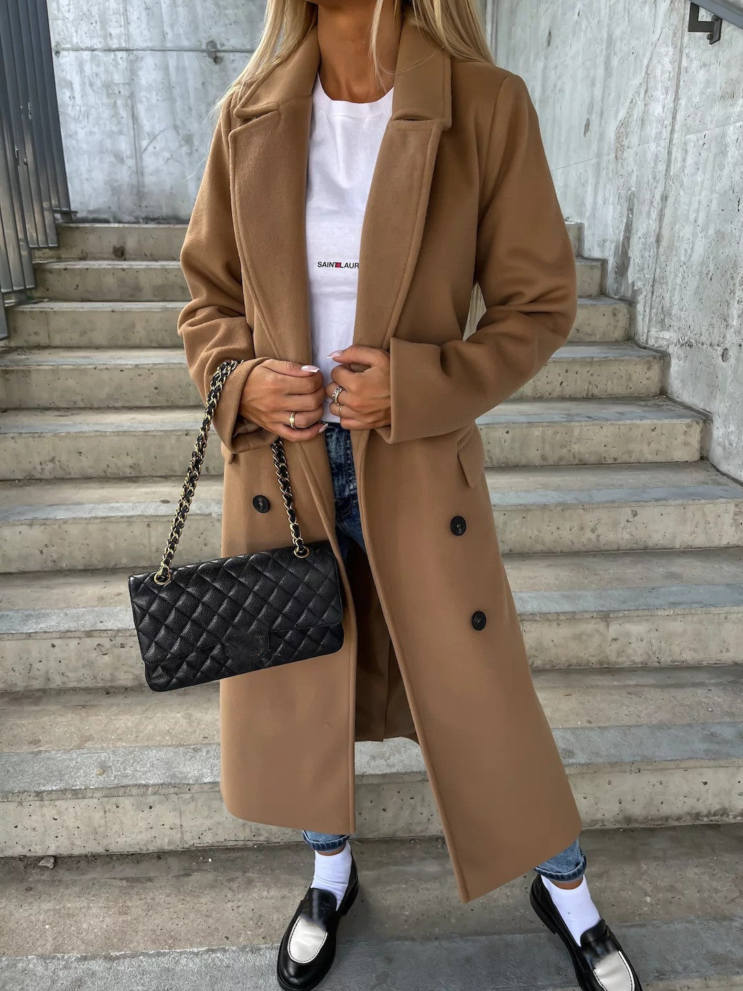 Veste croisée à revers fendue avec ceinture, style hivernal décontracté, manches longues, boutons, idéale au quotidien pour femme.