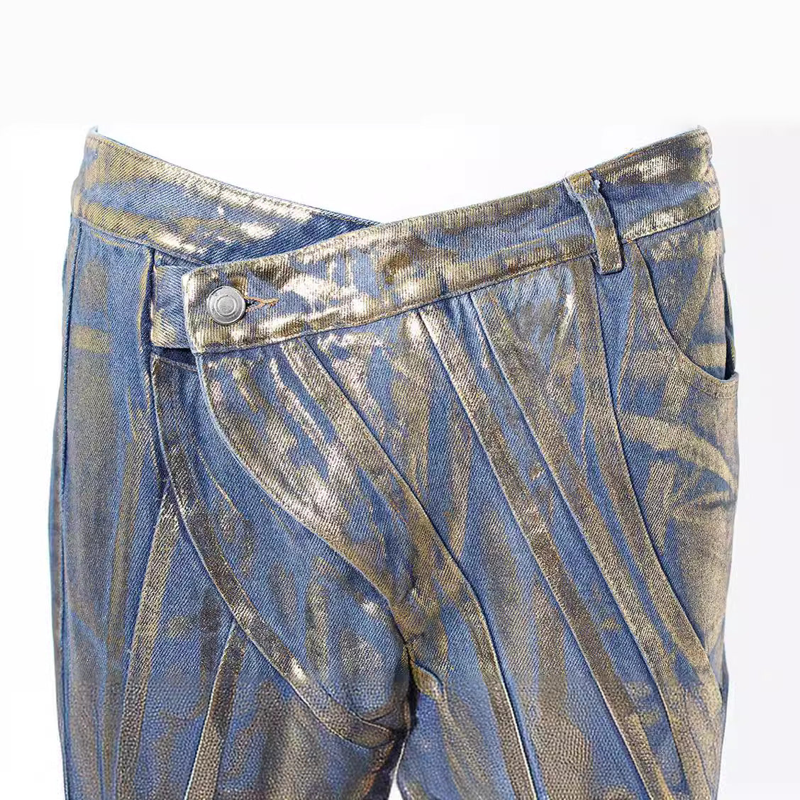 فرشاة لطلاء حزام بنطال جينز مائل بإبزيم، باستخدام مسحوق الفضة.