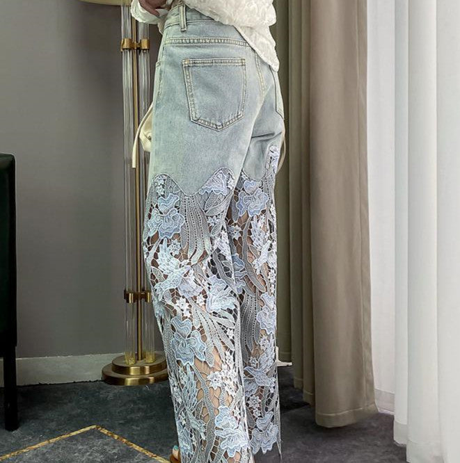 بنطلون جينز أزرق واسع الساقين بخصر عالٍ وتطريز دانتيل
