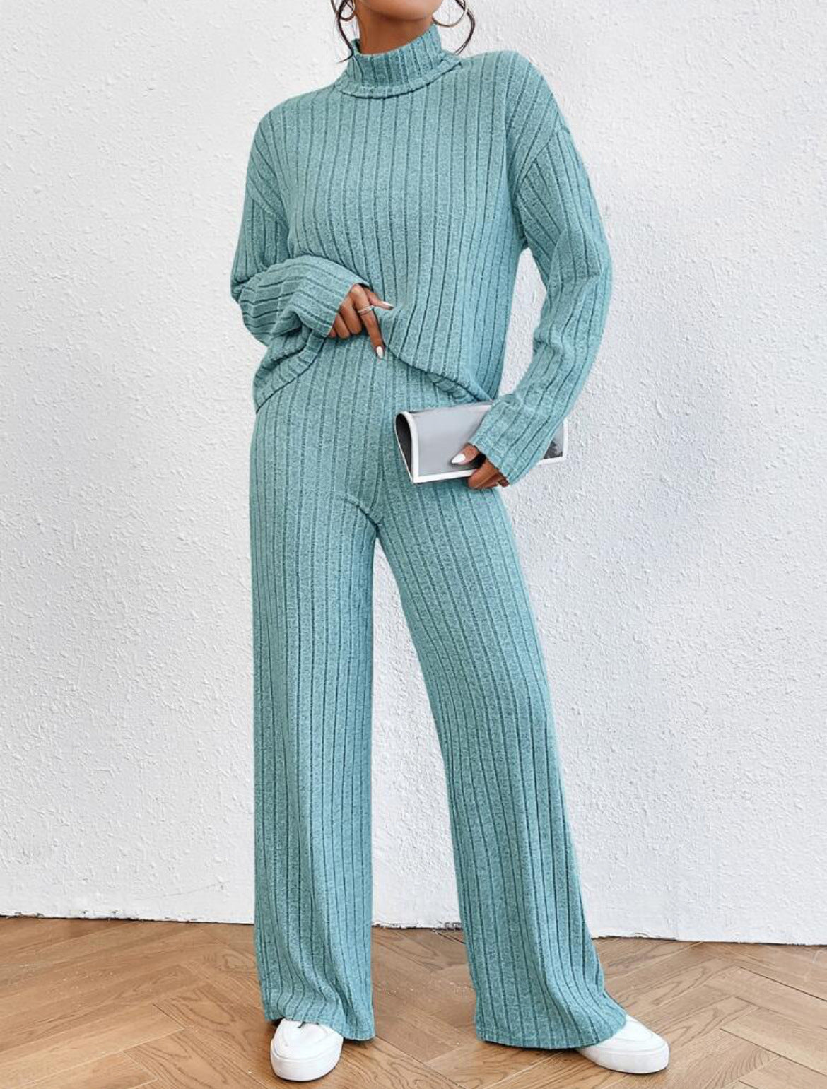 Ensemble deux pièces : pull à col roulé à manches longues, pantalon ample à rayures et jambes larges