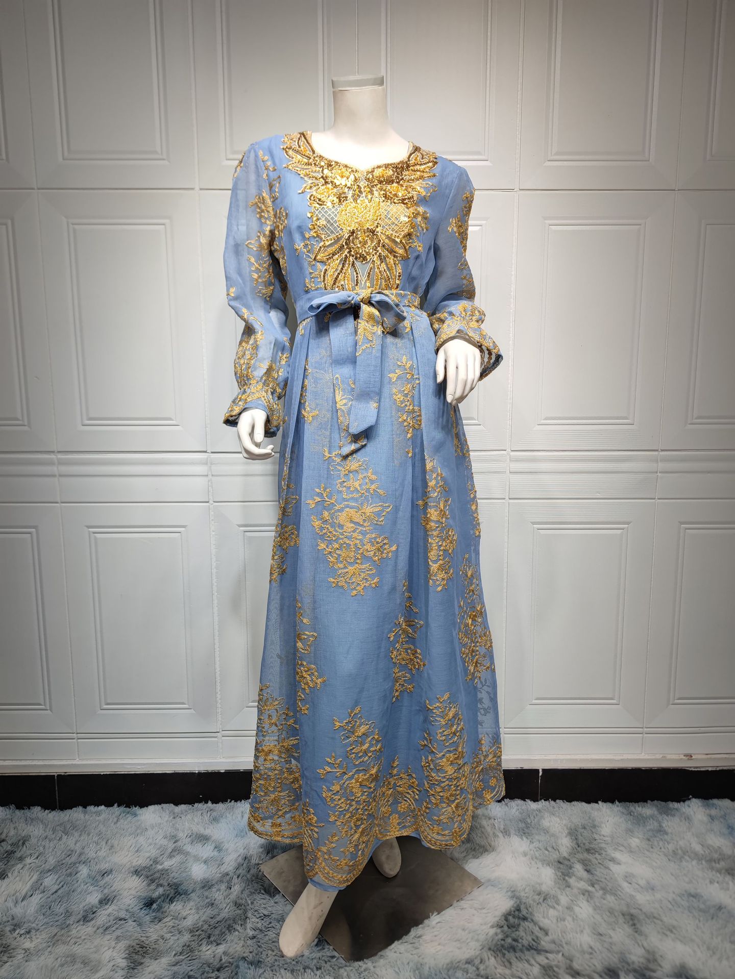 Robe brodée à appliqués pour femme arabe