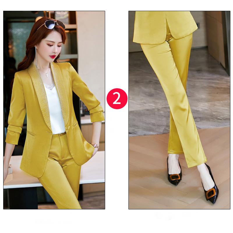 بدلة نسائية أنيقة