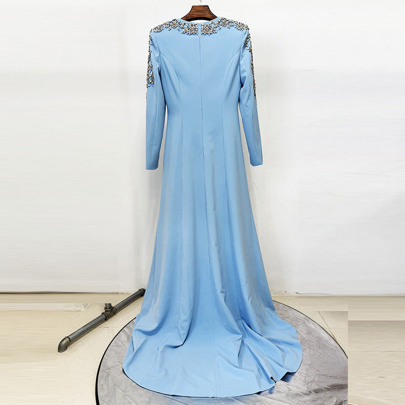 فستان طويل قصير مزين بالخرز والماس، مصنوع من قماش متين.