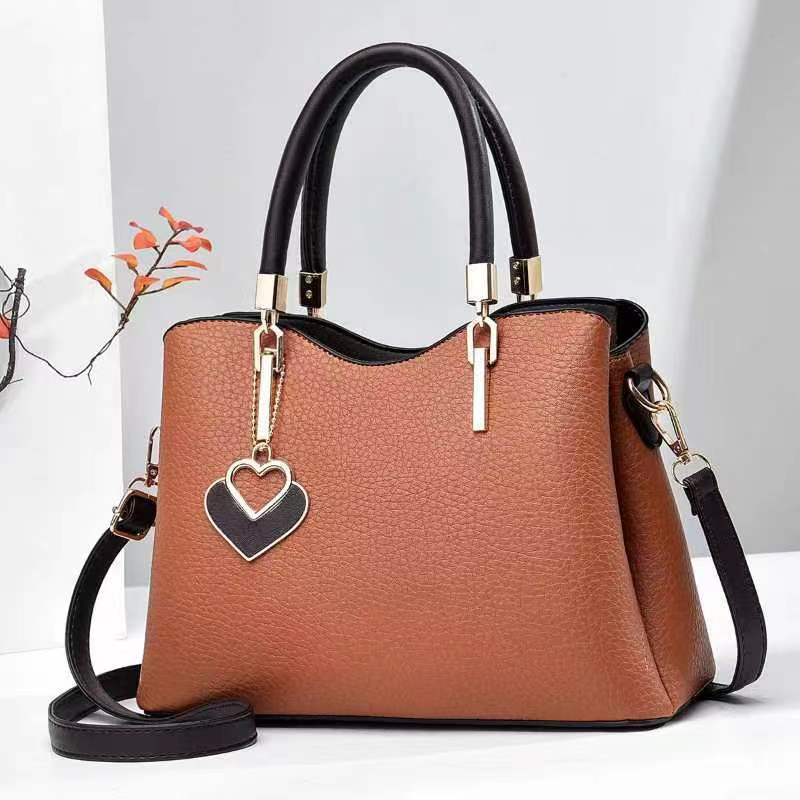 Sac bandoulière litchi pour femme d'âge mûr