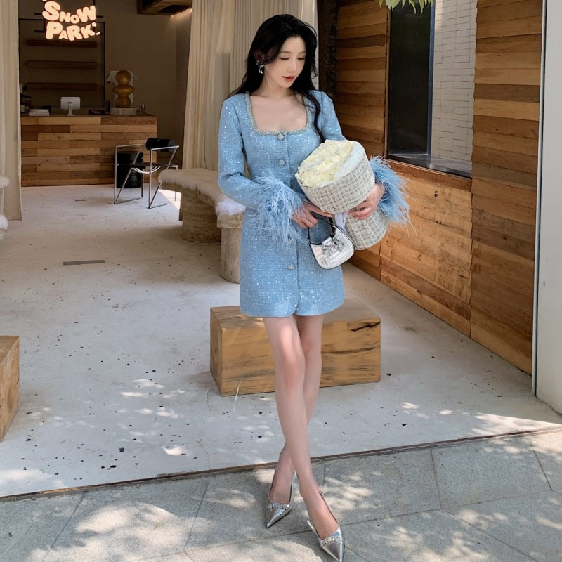 Robe bleue à manches longues, col en U orné de plumes et boutons diamant