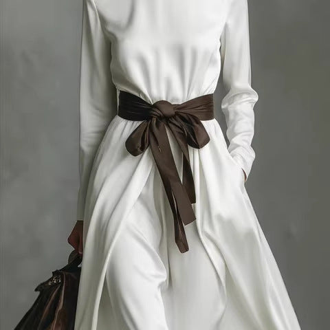 Robe mi-longue à manches longues avec ceinture contrastante