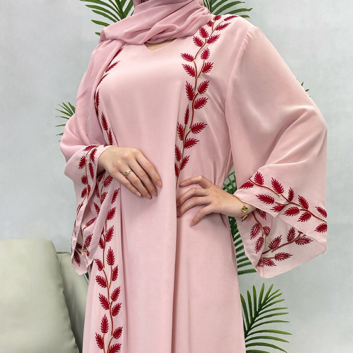 Robe longue musulmane à col rond brodée d'un motif végétal avec manches cloche