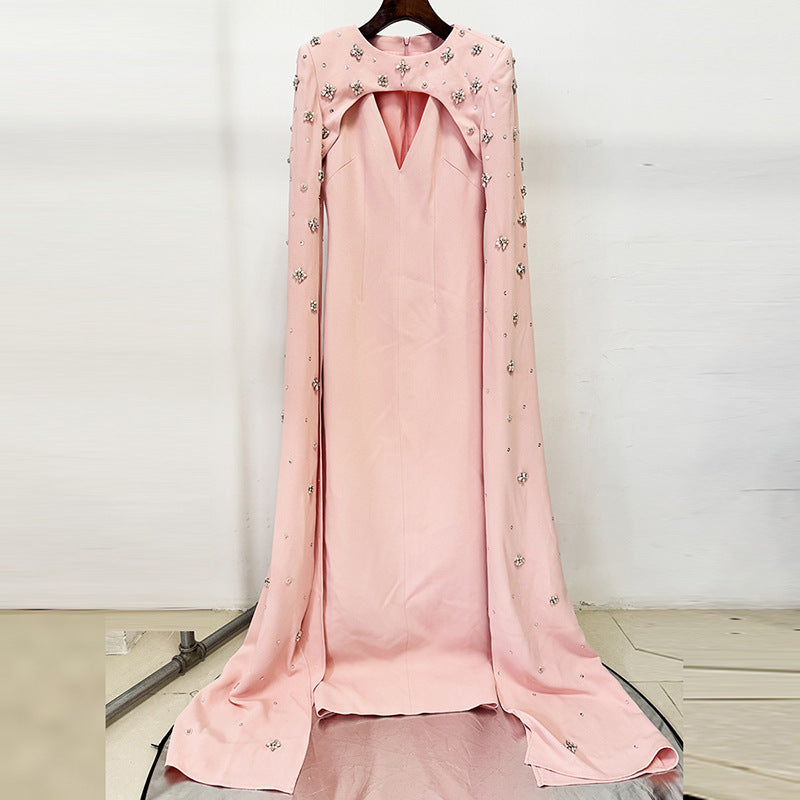 فستان طويل مكشوف الكتفين مزين بالخرز والماس عالي الجودة