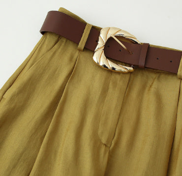 Ensemble gilet en satin de soie à boutons dorés avec ceinture et pantalon large