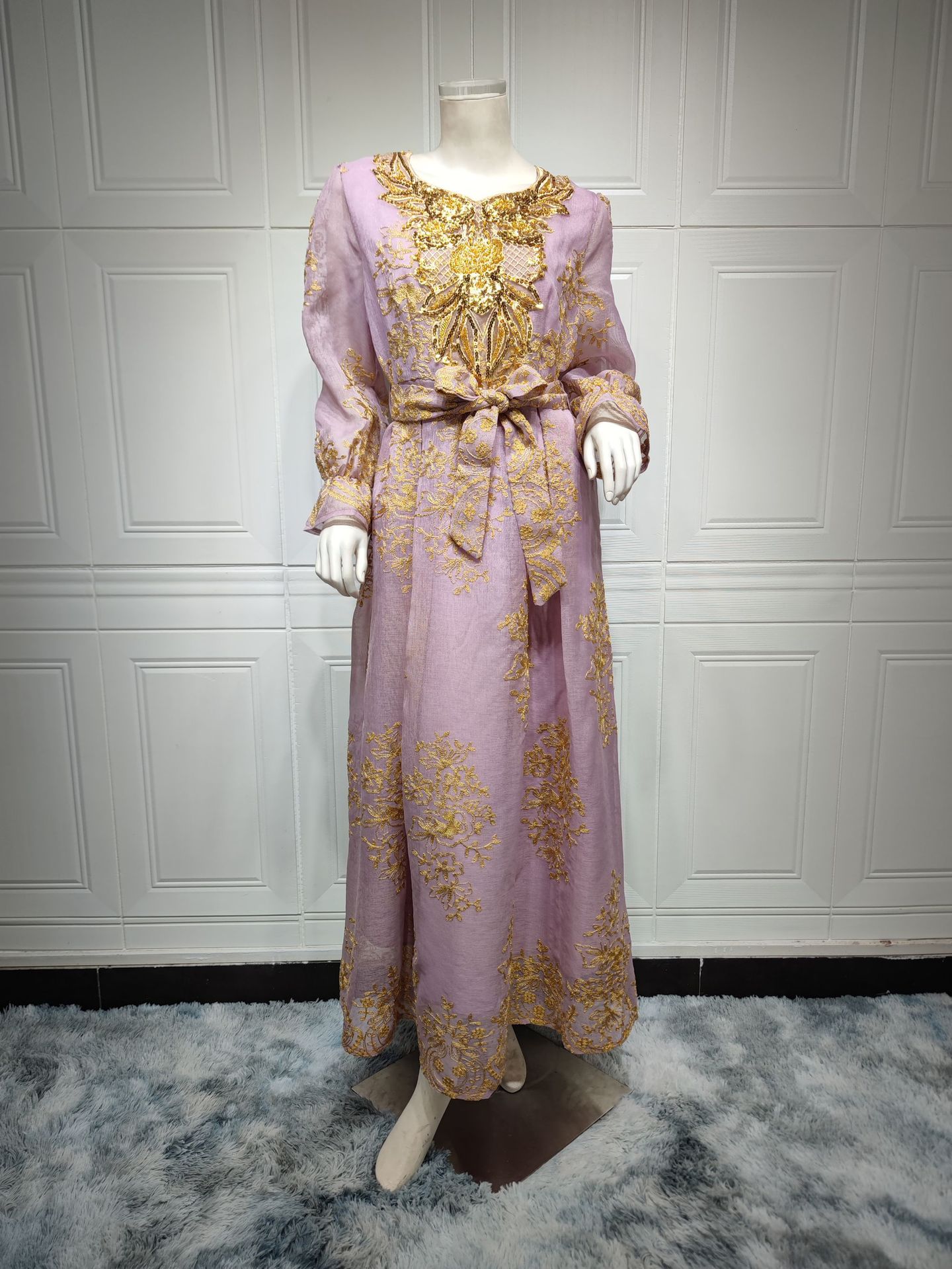 Robe brodée à appliqués pour femme arabe