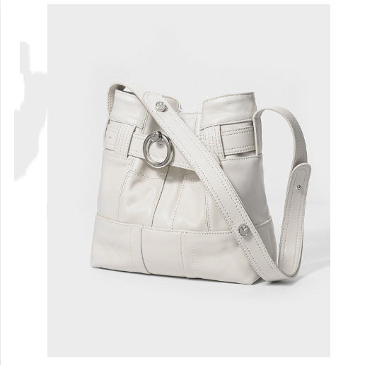 Sac bandoulière en cuir de vachette beige avec surpiqûres