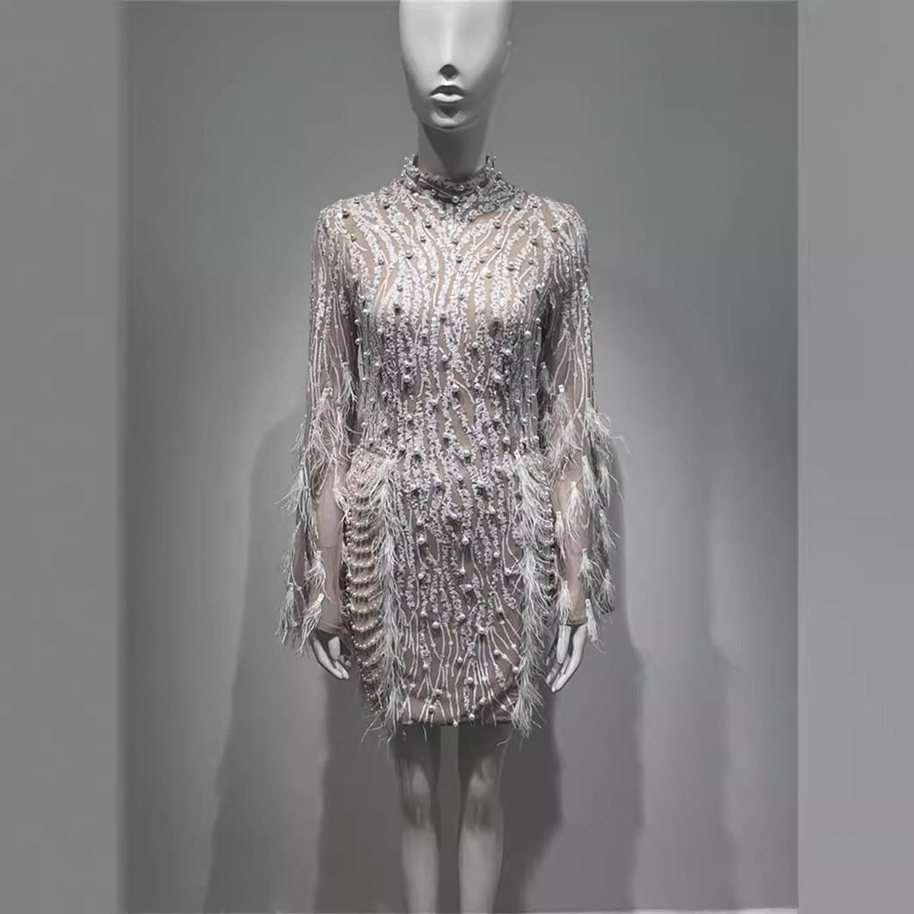 Robe en perles de mousse abricot à taille haute à plumes et paillettes