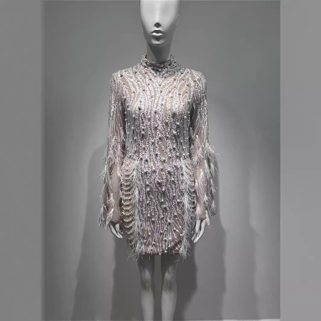 Robe en perles de mousse abricot à taille haute à plumes et paillettes