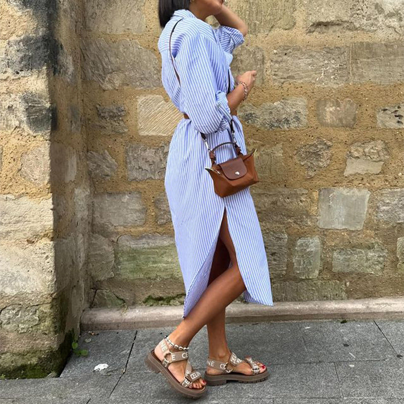 Robe mi-longue évasée à rayures bleues et boutons pour femme