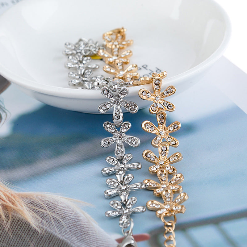 Bracelet flocon de neige orné de pierres précieuses, alliant style et élégance