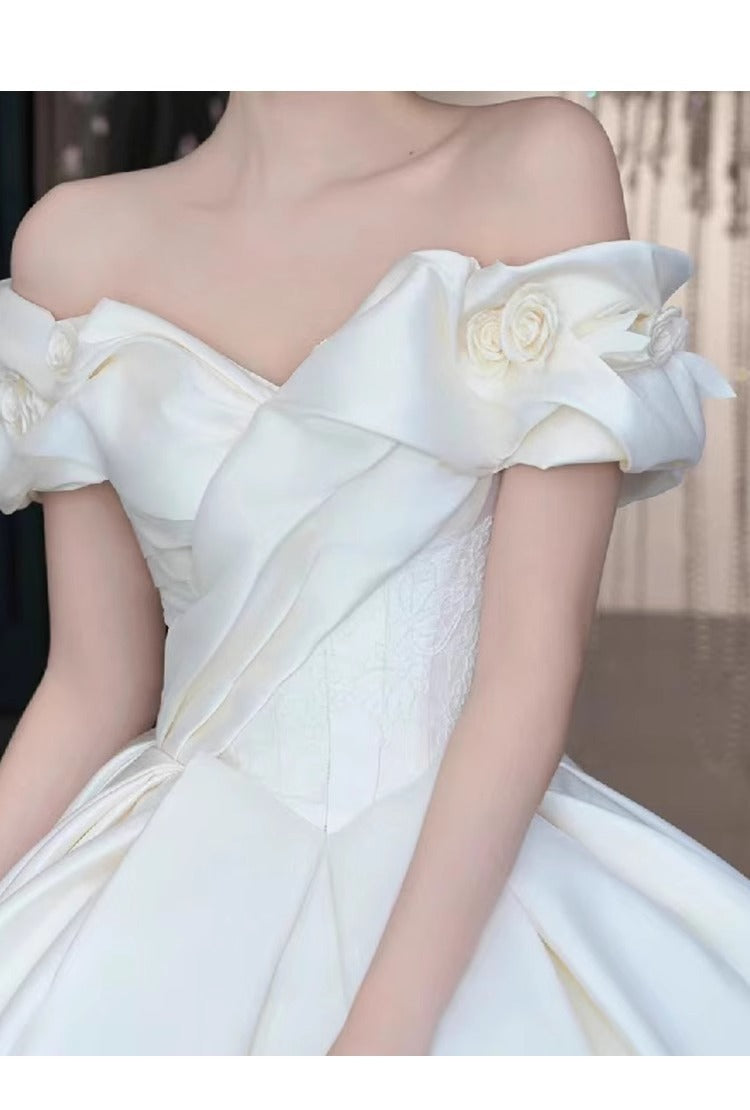 فستان زفاف من الساتان الأبيض مكشوف الأكتاف بأكمام ثلاثة أرباع وتنورة طويلة