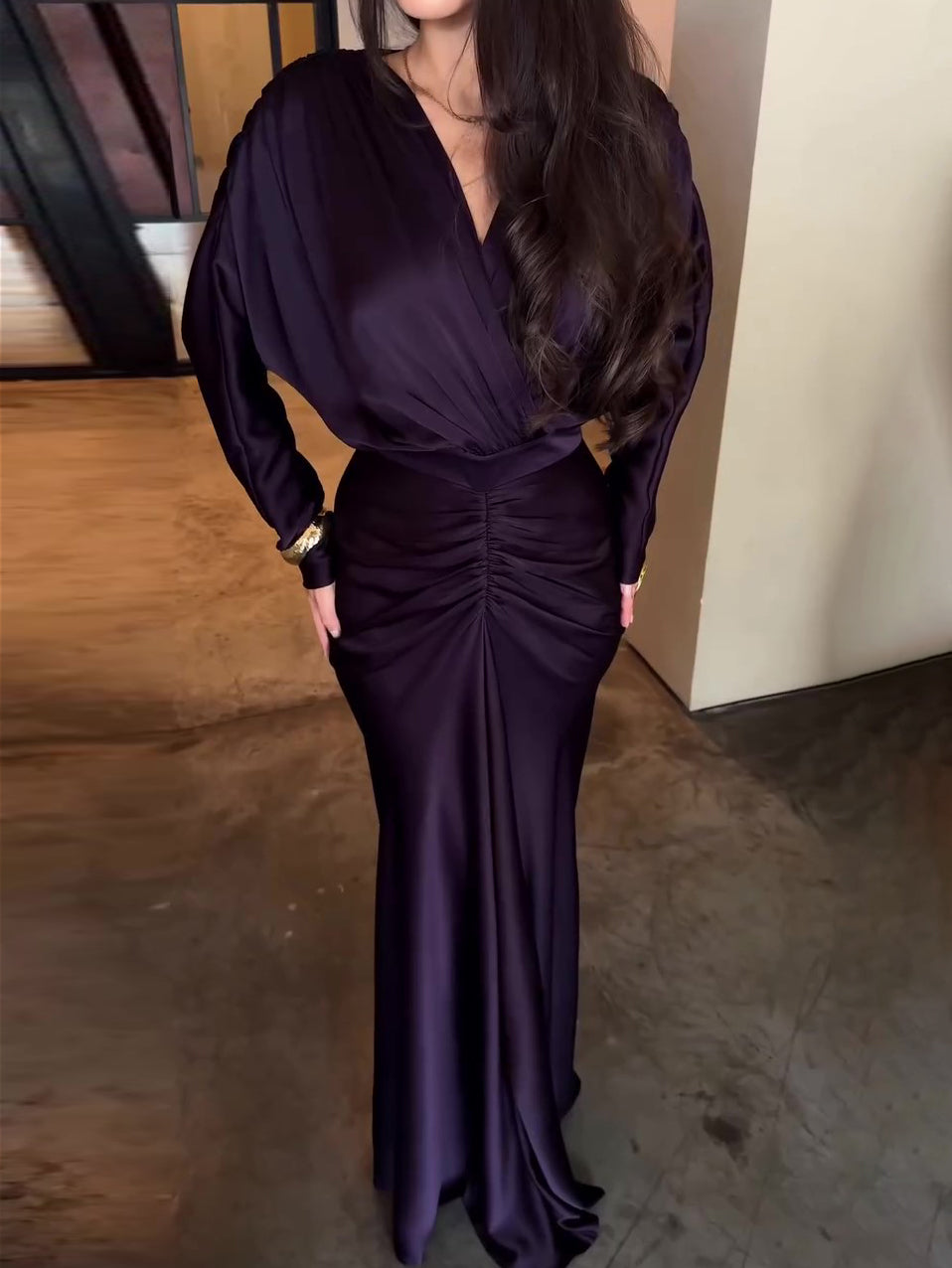 Robe longue prune en satin pour femme musulmane, avec devant croisé et détails froncés