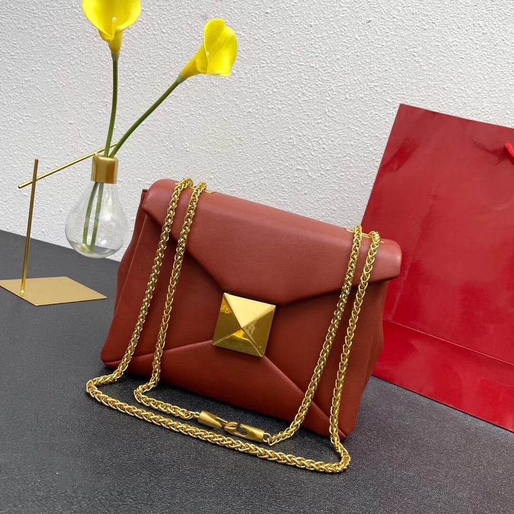 Women's Retro Large Rivet Chain Clamshell Bag 22x17x9cm