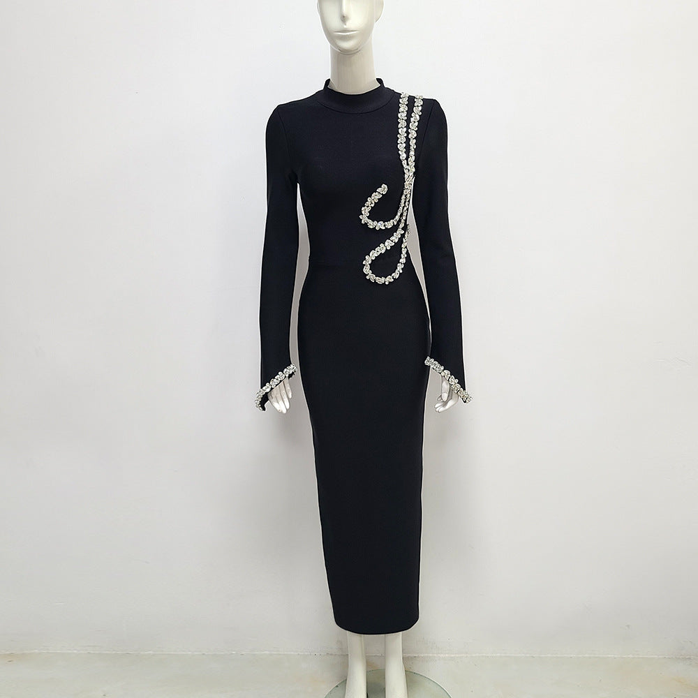 Robe de soirée moulante noire avec strass et hanches drapées