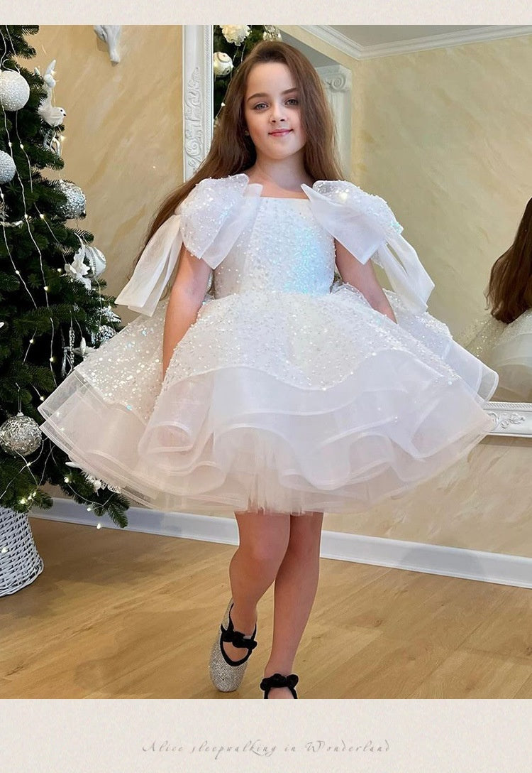 Jupe blanche de cérémonie pour une fête d'anniversaire de fille