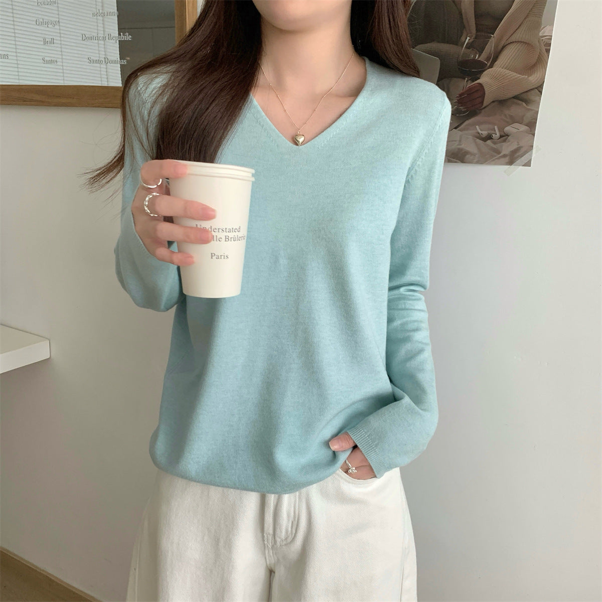 كنزة صوفية فضفاضة بياقة على شكل حرف V ناعمة ومريحة للارتداء فوق طبقات أخرى من الملابس