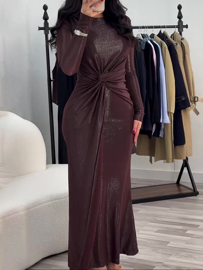 Robe longue musulmane métallisée avec détail torsadé sur le devant et manches longues