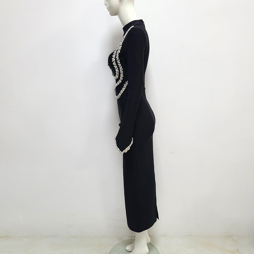 Robe de soirée moulante noire avec strass et hanches drapées