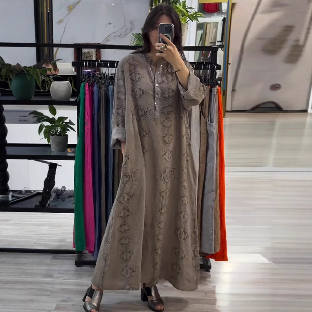 فستان نسائي أنيق بأكمام طويلة ومزيّن بالترقيع
