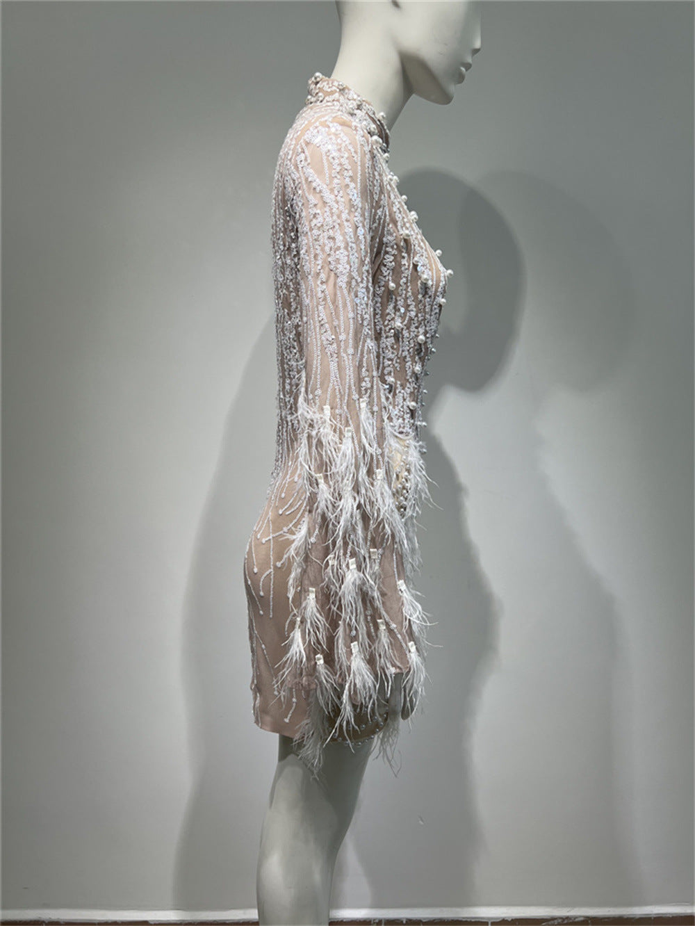 Robe en perles de mousse abricot à taille haute à plumes et paillettes