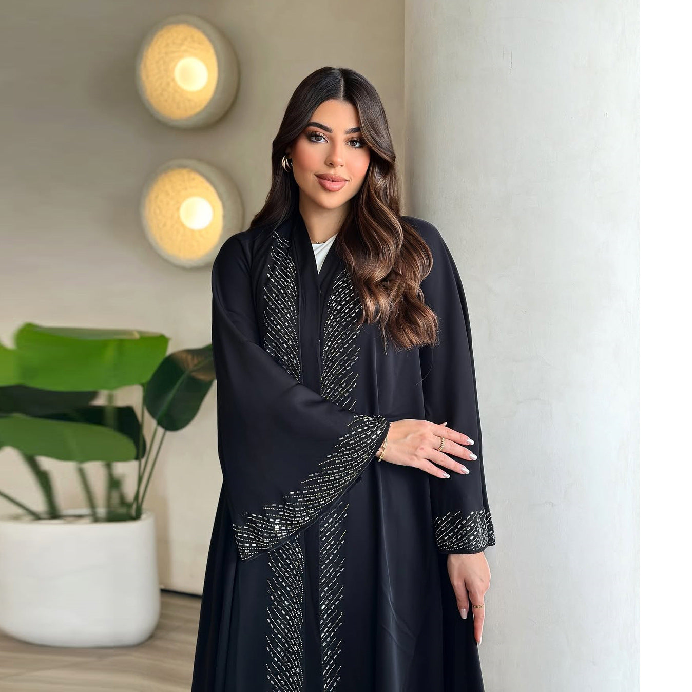Robe noire élégante du Moyen-Orient avec ornements en strass et manches évasées
