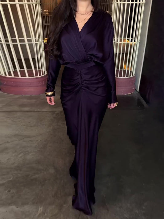 Robe longue prune en satin pour femme musulmane, avec devant croisé et détails froncés