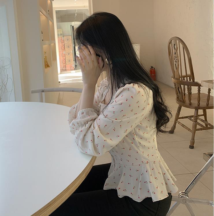 Chemise ajustée à manches longues et col carré à motif floral abricot