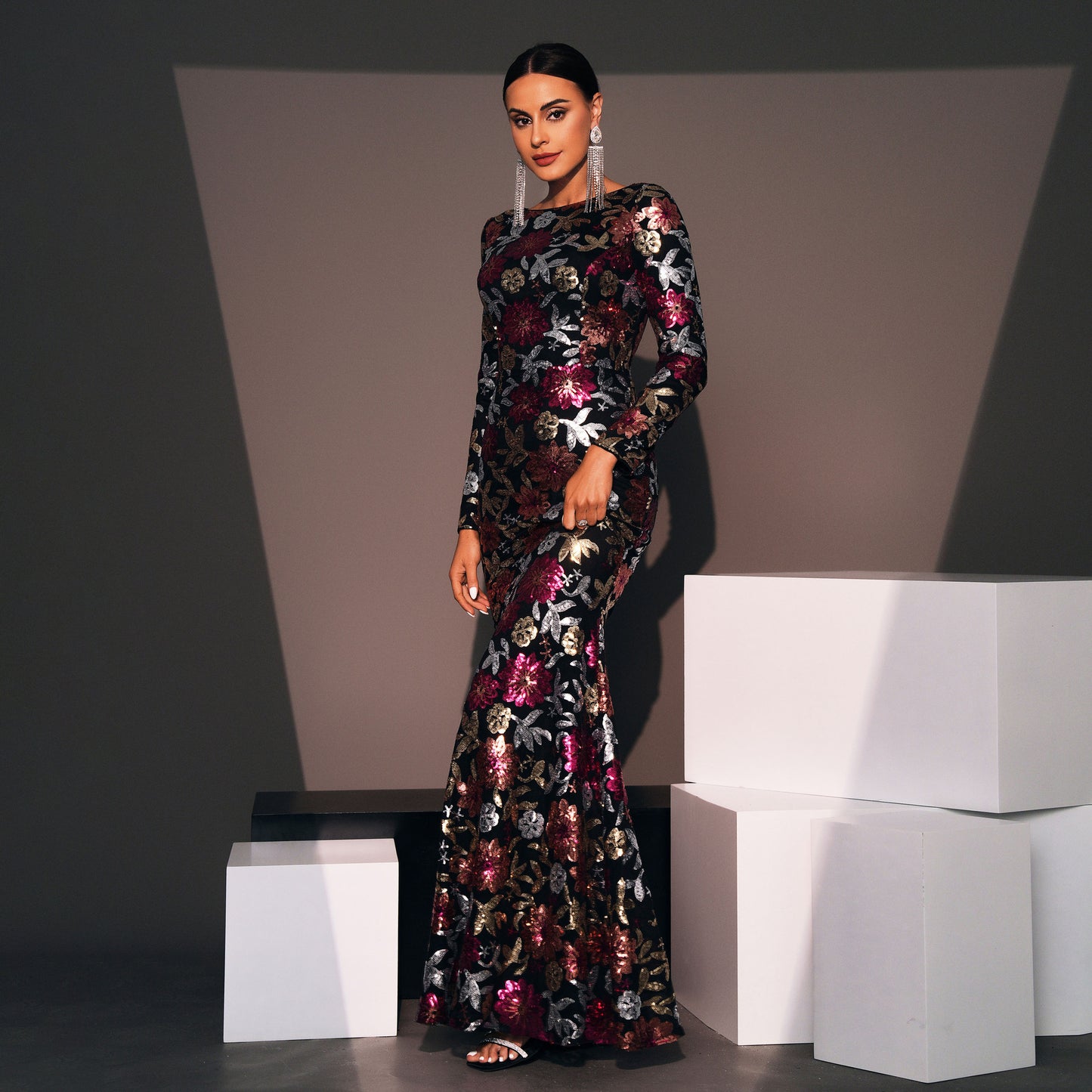 فستان سهرة طويل الأكمام بياقة دائرية مزين بالترتر، مناسب لحفلات الزفاف ووصيفات العروس