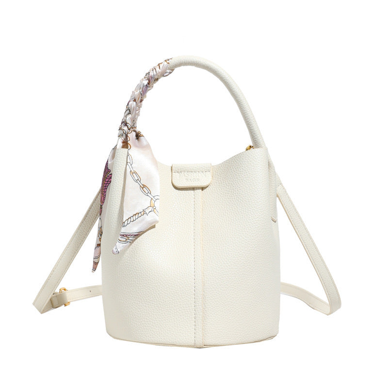 Sac seau porté main avec accent en foulard