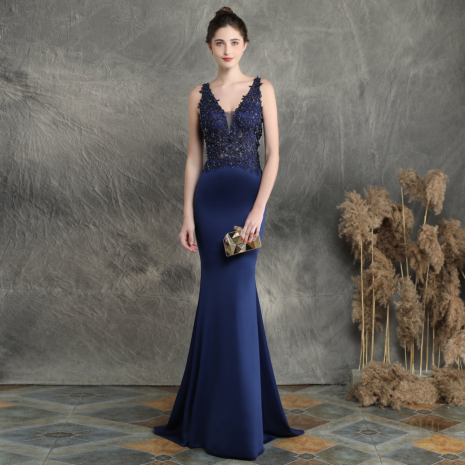 Robe de mariée longue ornée de perles pour un toast