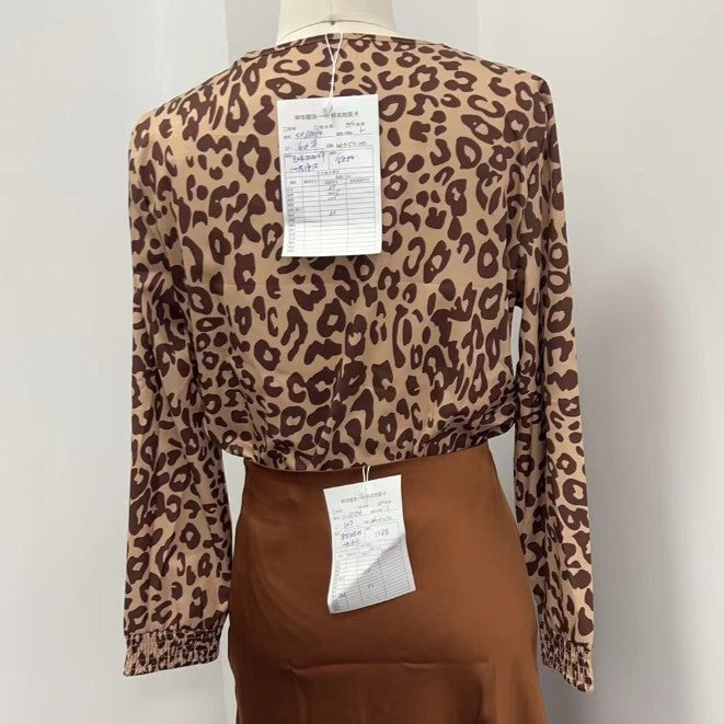 Ensemble tailleur jupe longue marron à imprimé léopard avec décolleté plongeant et manches trois-quarts pour femme