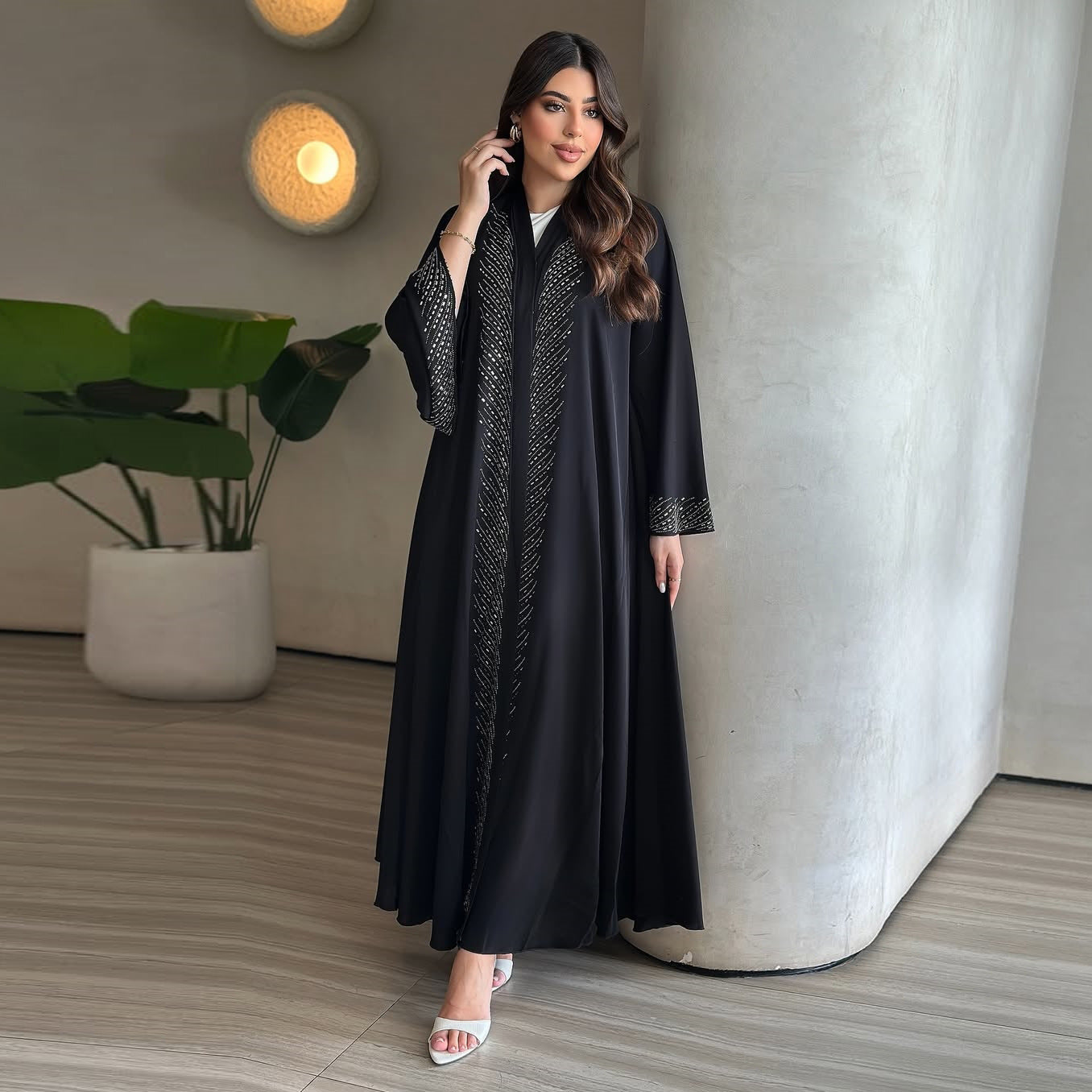 Robe noire élégante du Moyen-Orient avec ornements en strass et manches évasées