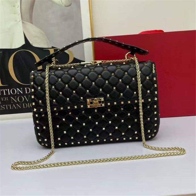 Sac carré en peau de mouton clouté de diamants pour femme