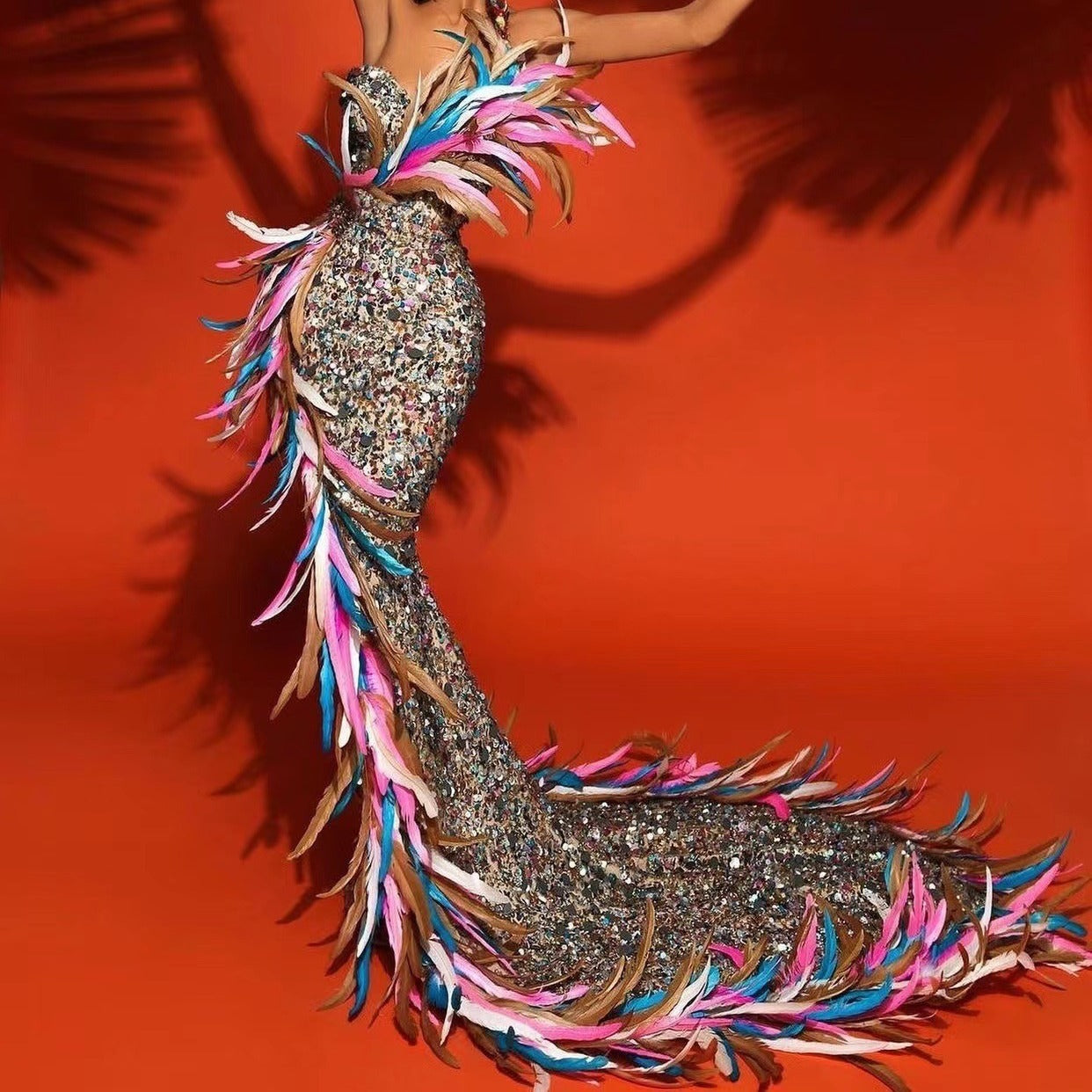 Robe bustier longue à paillettes avec fente haute et plumes dégradées pour femme