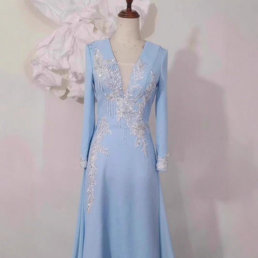 زي أداء فاخر خفيف بأكمام طويلة يعكس مزاج الأقليات