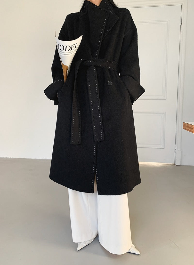Manteau double-face en laine avec revers en fourrure longue et détails lacés en blanc ivoire et noir, tailles S-L